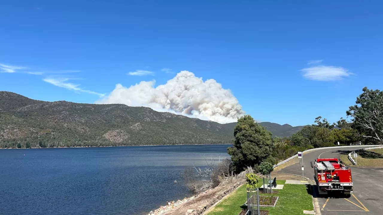 Victorian fires live: Half a million Victorians without power as bushfires, storms wreak havoc