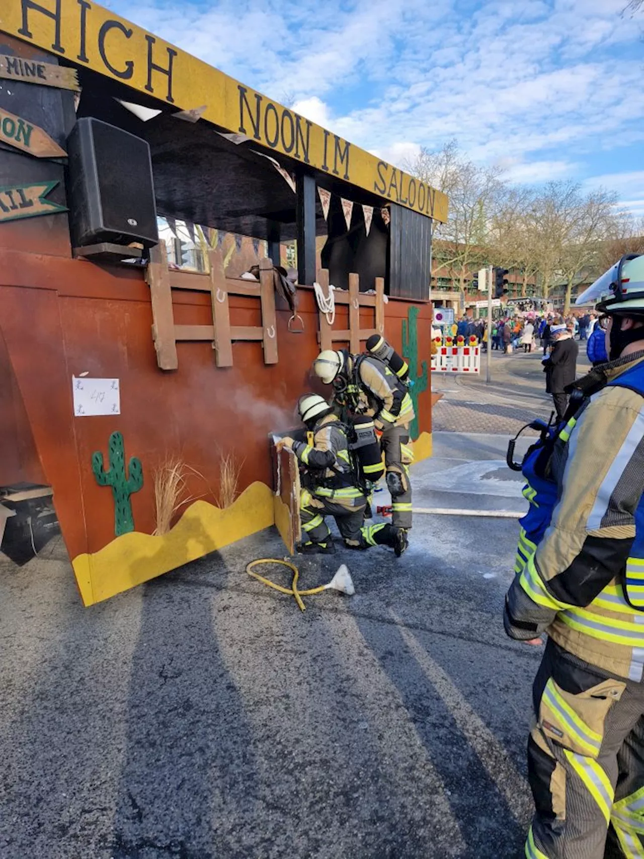 Feuerwehr löscht Entstehungsbrand an Karnevalswagen