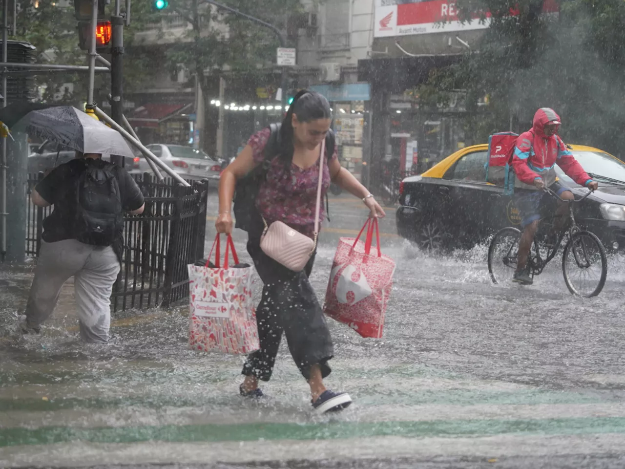 Tormenta en la Ciudad de Buenos Aires, complicaciones con los vuelos en Ezeiza y Aeroparque, y hay alerta meteorológica para 14 provincias