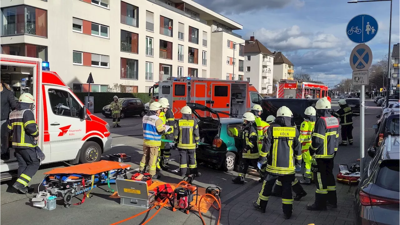 Einsatz nach Unfall in Köln-Niehl, Person eingeklemmt