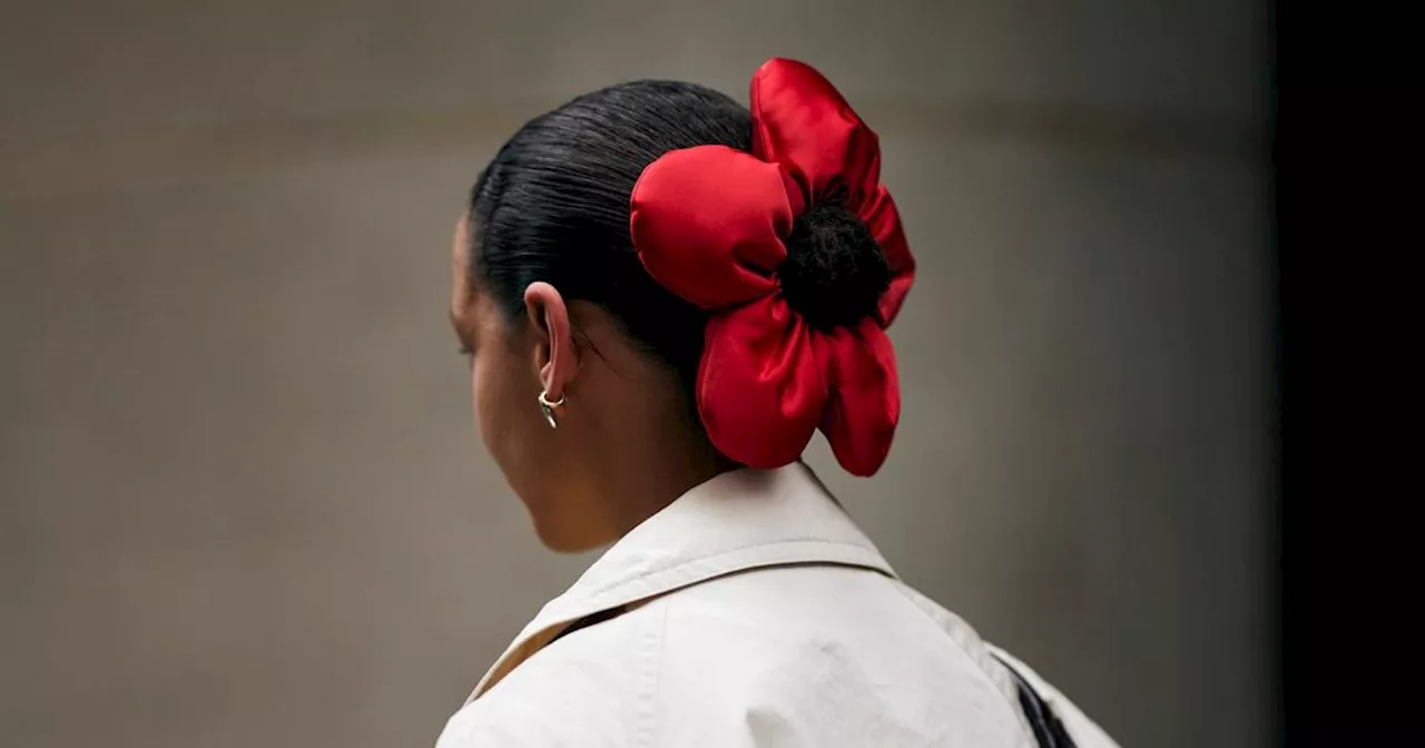 Rubans, chouchous, fleurs et chapeaux... À New York, les accessoires cheveux sont XXL