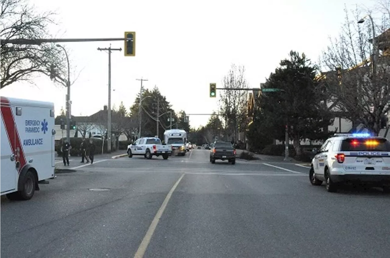 Pedestrian struck in Qualicum Beach crosswalk airlifted to hospital