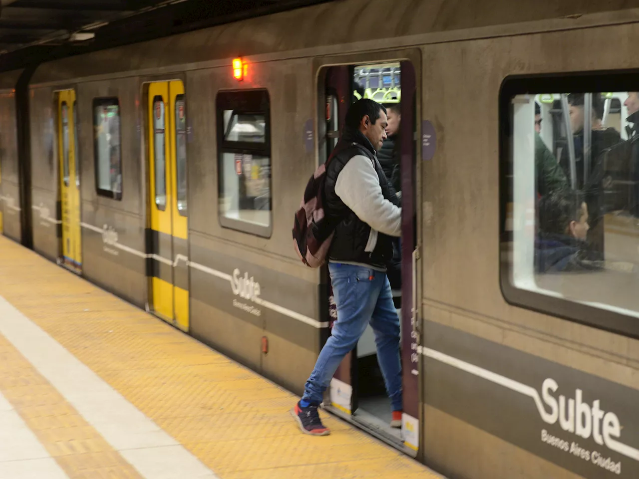 Fuerte aumento en los servicios porteños: el subte costará $ 574 y también suben 150% los peajes