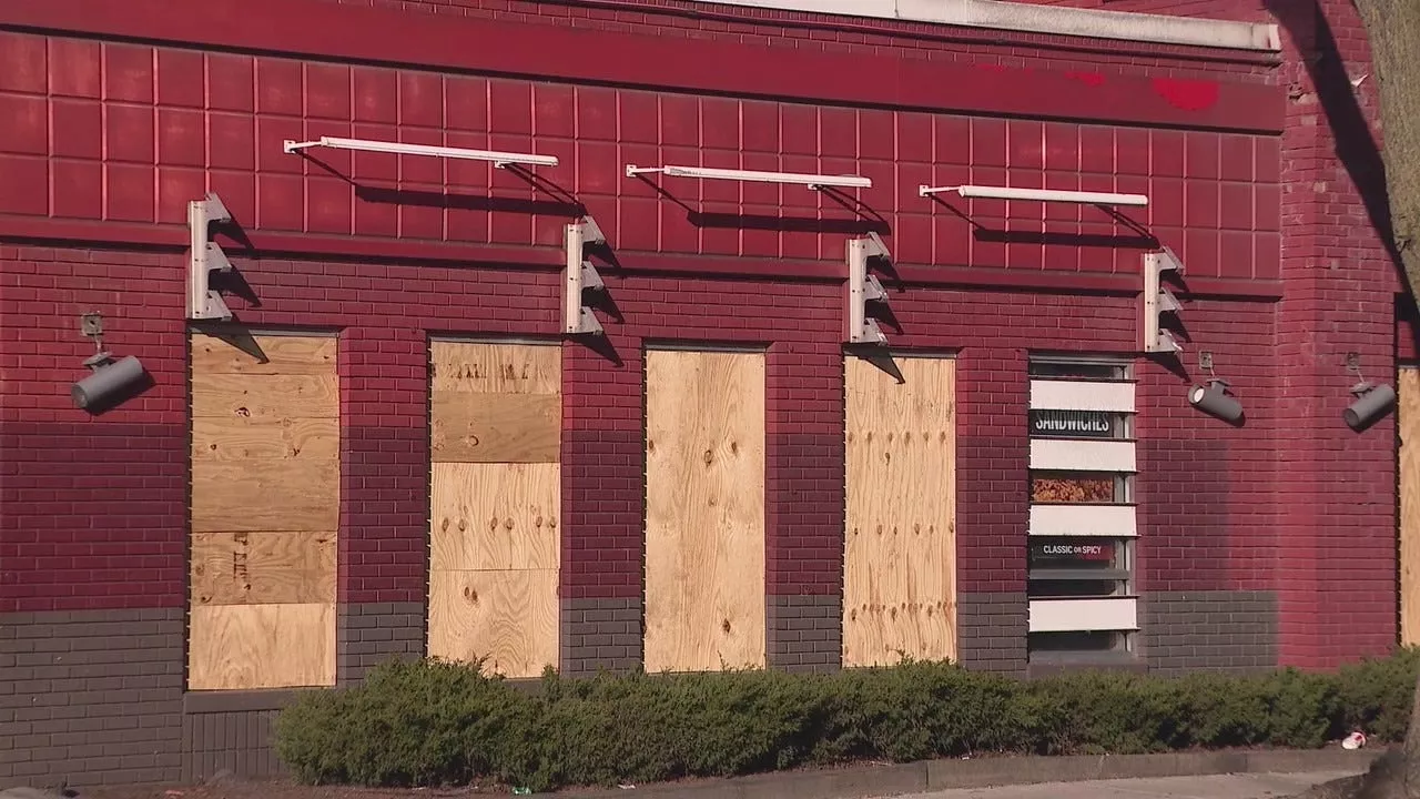 Concerns rise as 3 KFC restaurants close doors in South Side Chicago neighborhoods