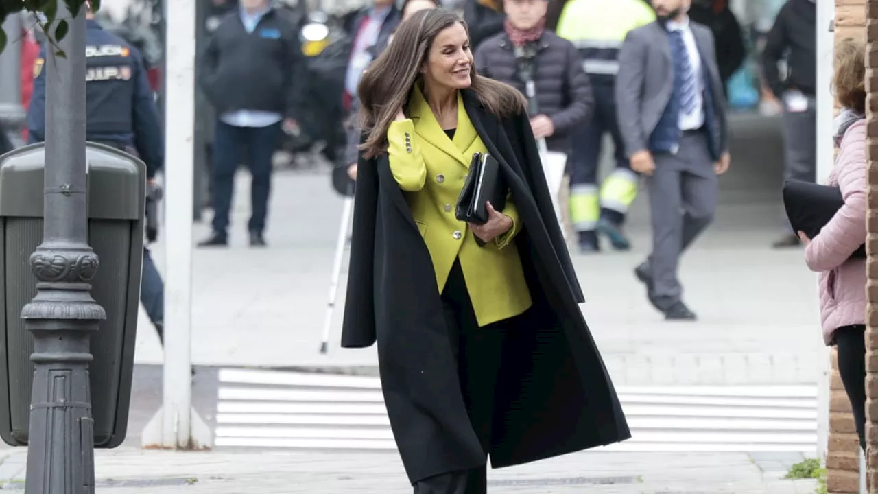 El look todoterreno de la reina Letizia con una inesperada chaqueta verde lima y abrigo 'oversize'