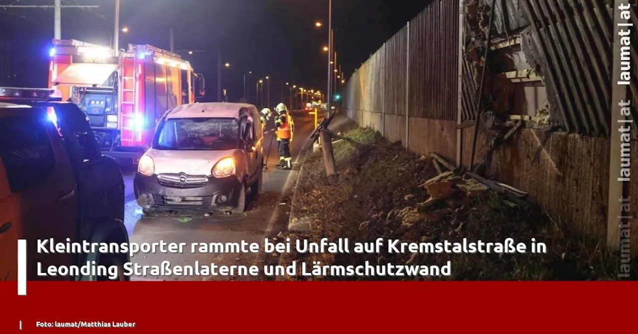 Kleintransporter kracht gegen Straßenlaterne und Lärmschutzwand