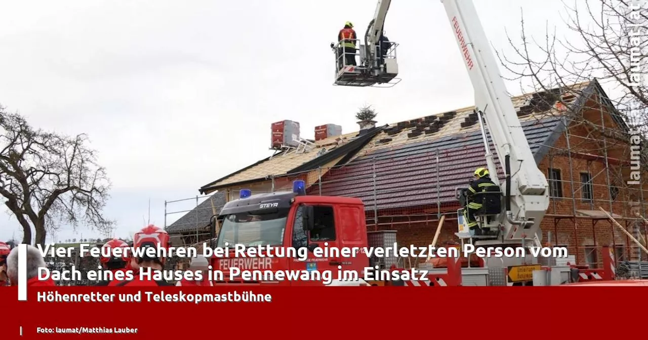 Vier Feuerwehren bei Rettung einer verletzten Person vom Dach eines Hauses in Pennewang im Einsatz