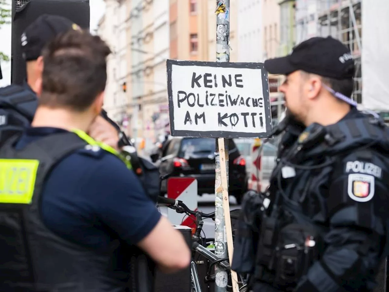 Berlins umstrittenste neue Polizeiwache eröffnet in Kreuzberg