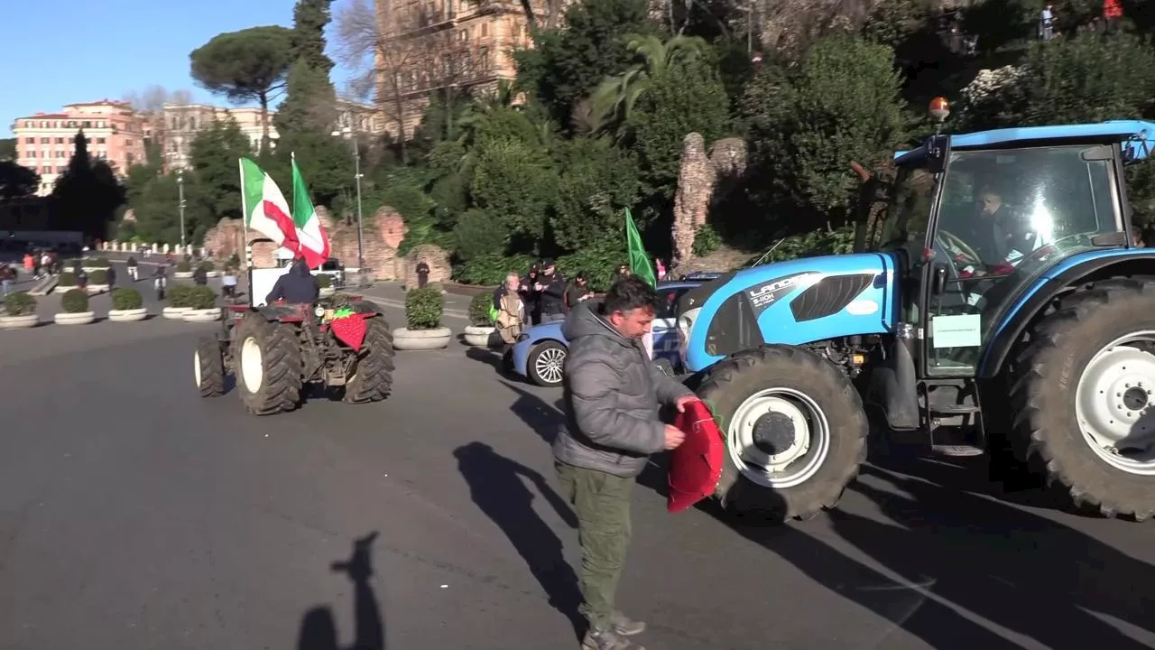 Trattori a Roma: la protesta al Colosseo in attesa della manifestazione al Circo Massimo