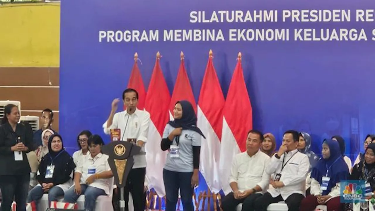 Puji Produk Kerupuk Miskin, Jokowi Beri Pesan Ini ke Nasabah Mekaar