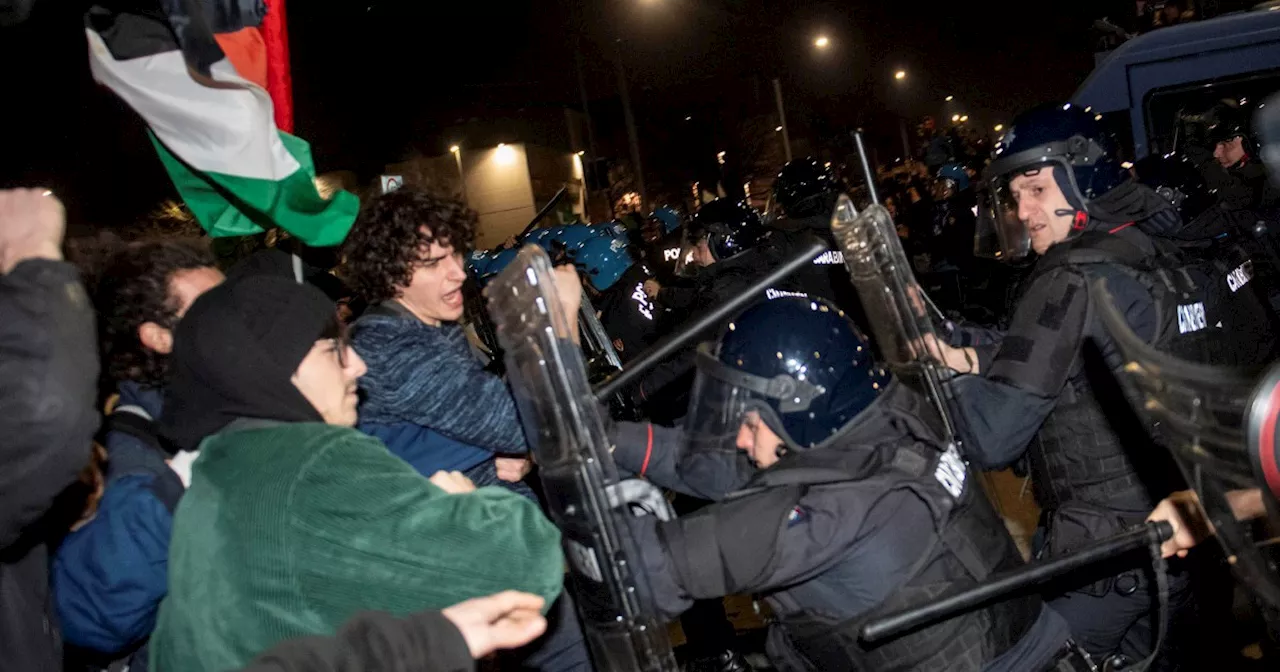 Rai, effetto Ghali: proteste e manganellate anche a Bologna. Viale Mazzini ordina: “Stop immagini”