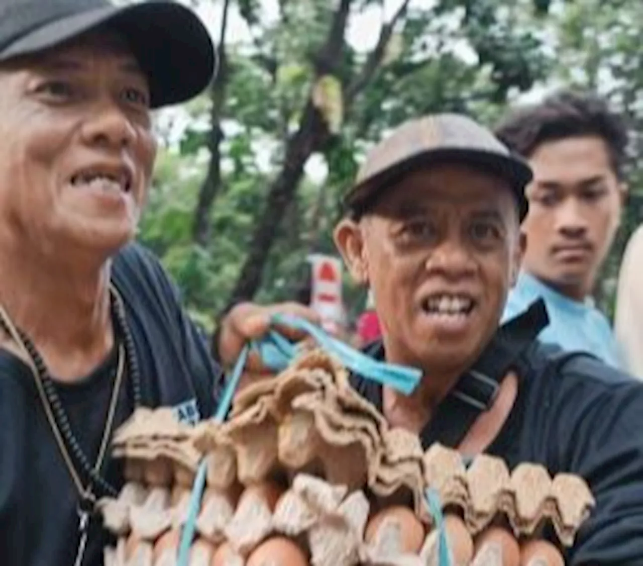 Aksi Rebutan Telur Relawan Prabowo-Gibran di Luar GBK usai Kampanye Akbar