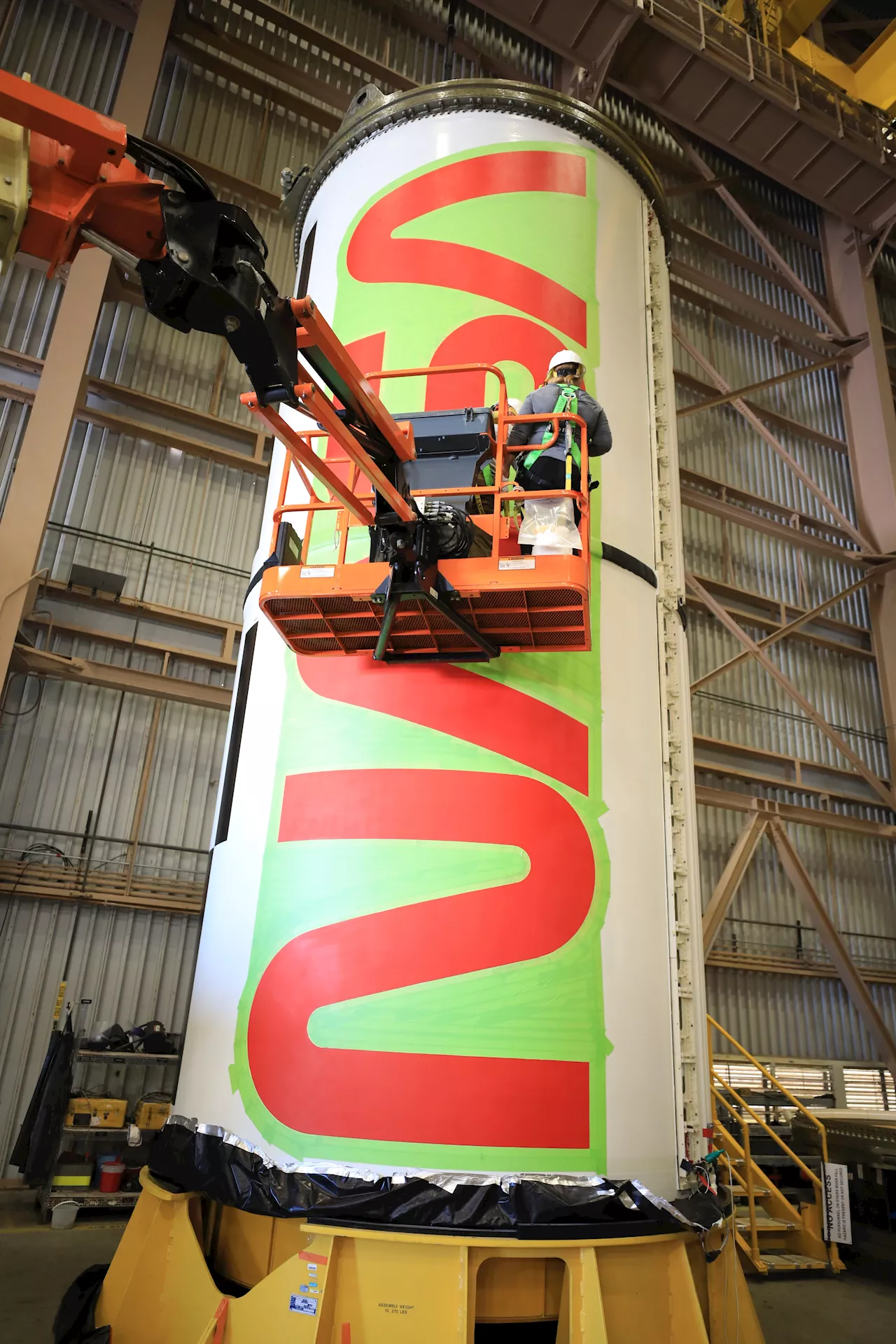 Teams Add Iconic NASA ‘Worm’ Logo to Artemis II Rocket, Spacecraft