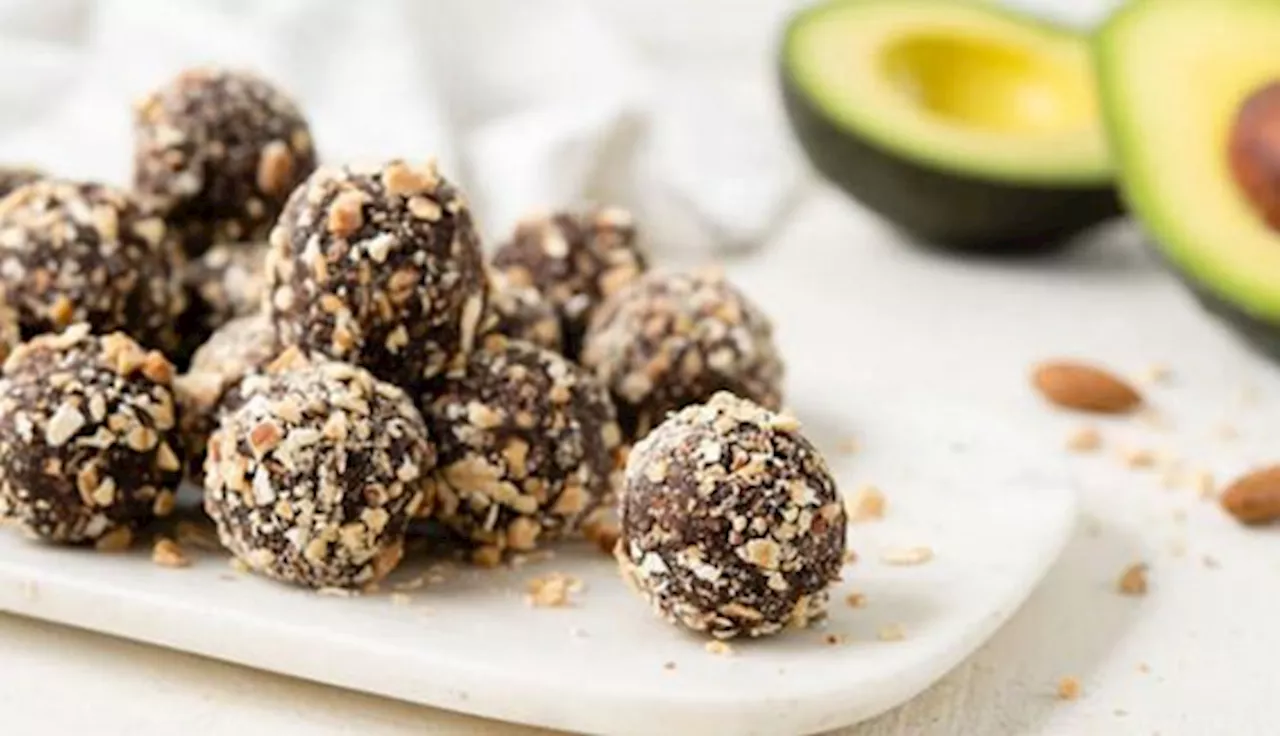 Receta de bolitas energéticas de avena, aguacate, chocolate y almendras