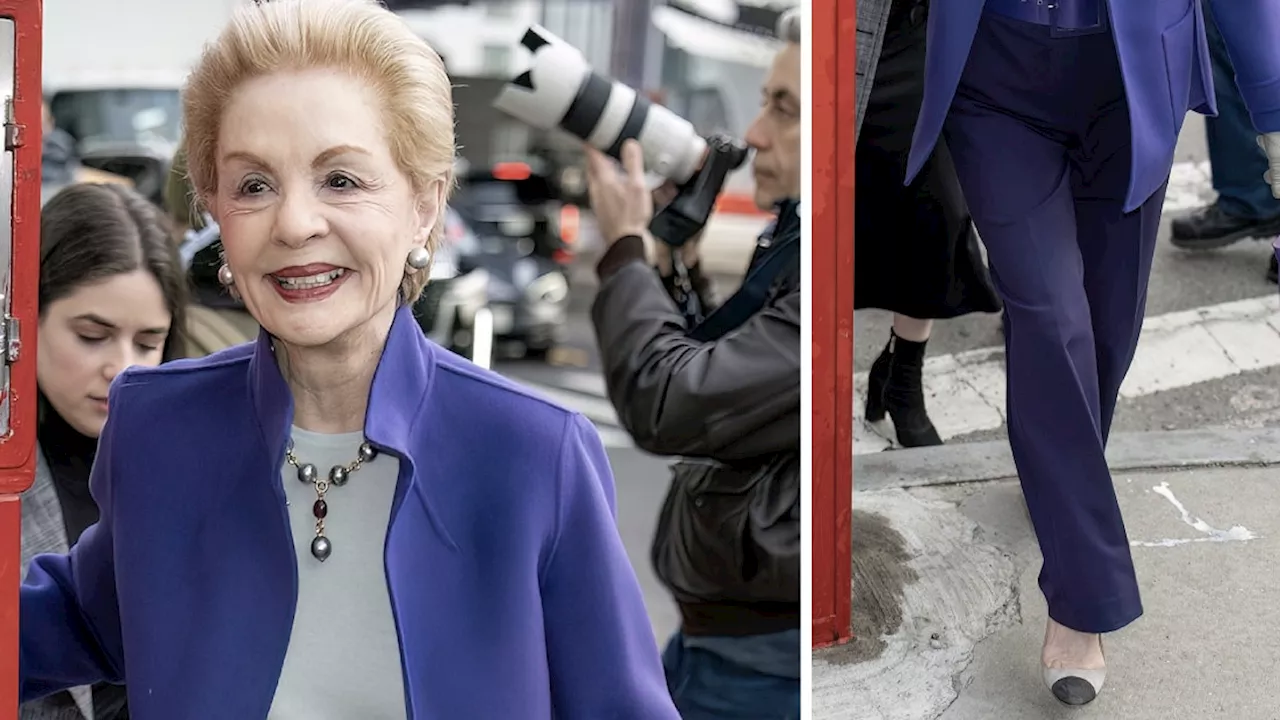 Carolina Herrera luce elegante con pantalones morados y zapatos pumps bicolor