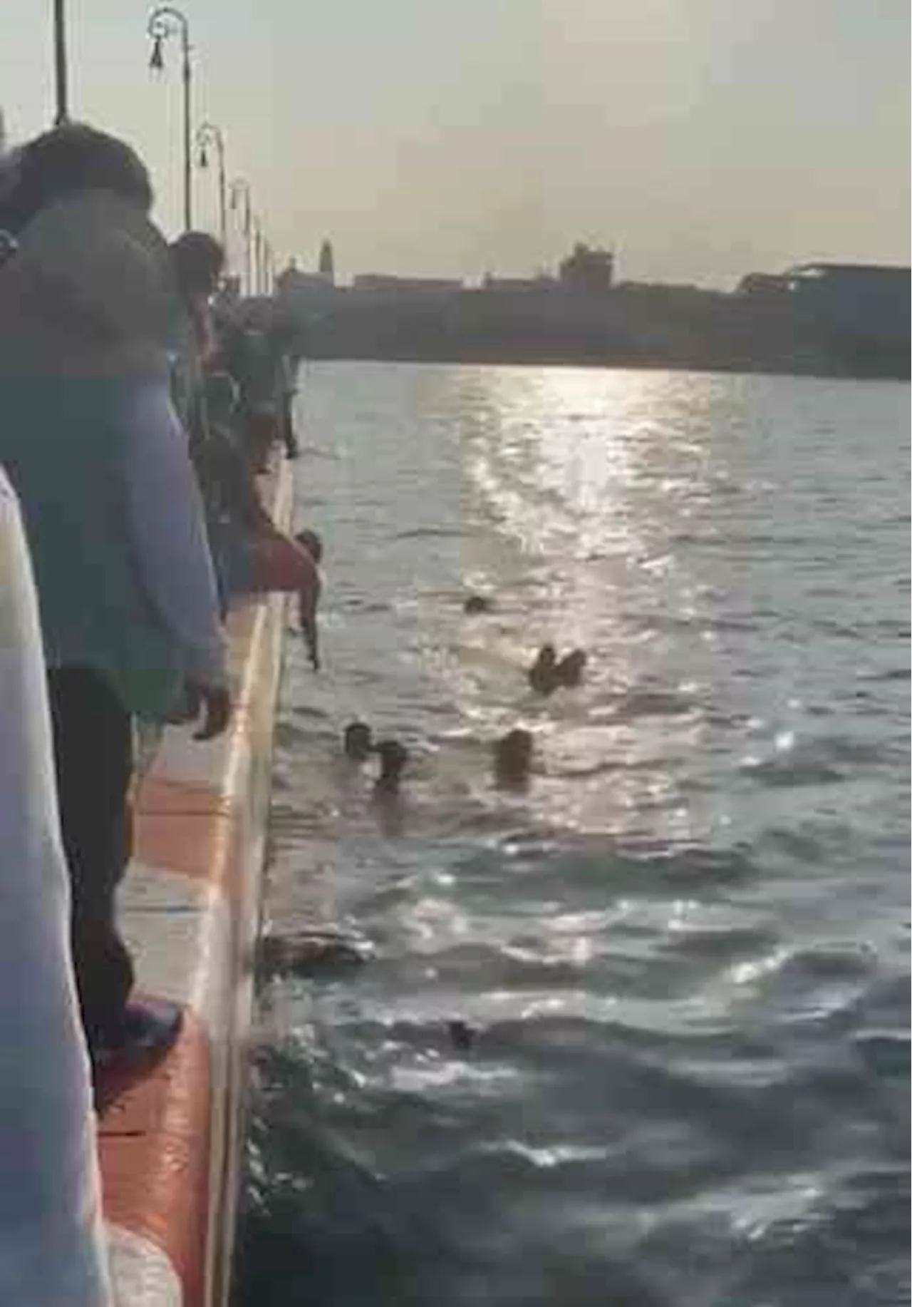 Ventarrón lanza carriola con una bebé al mar en el malecón de Veracruz; la salvaron