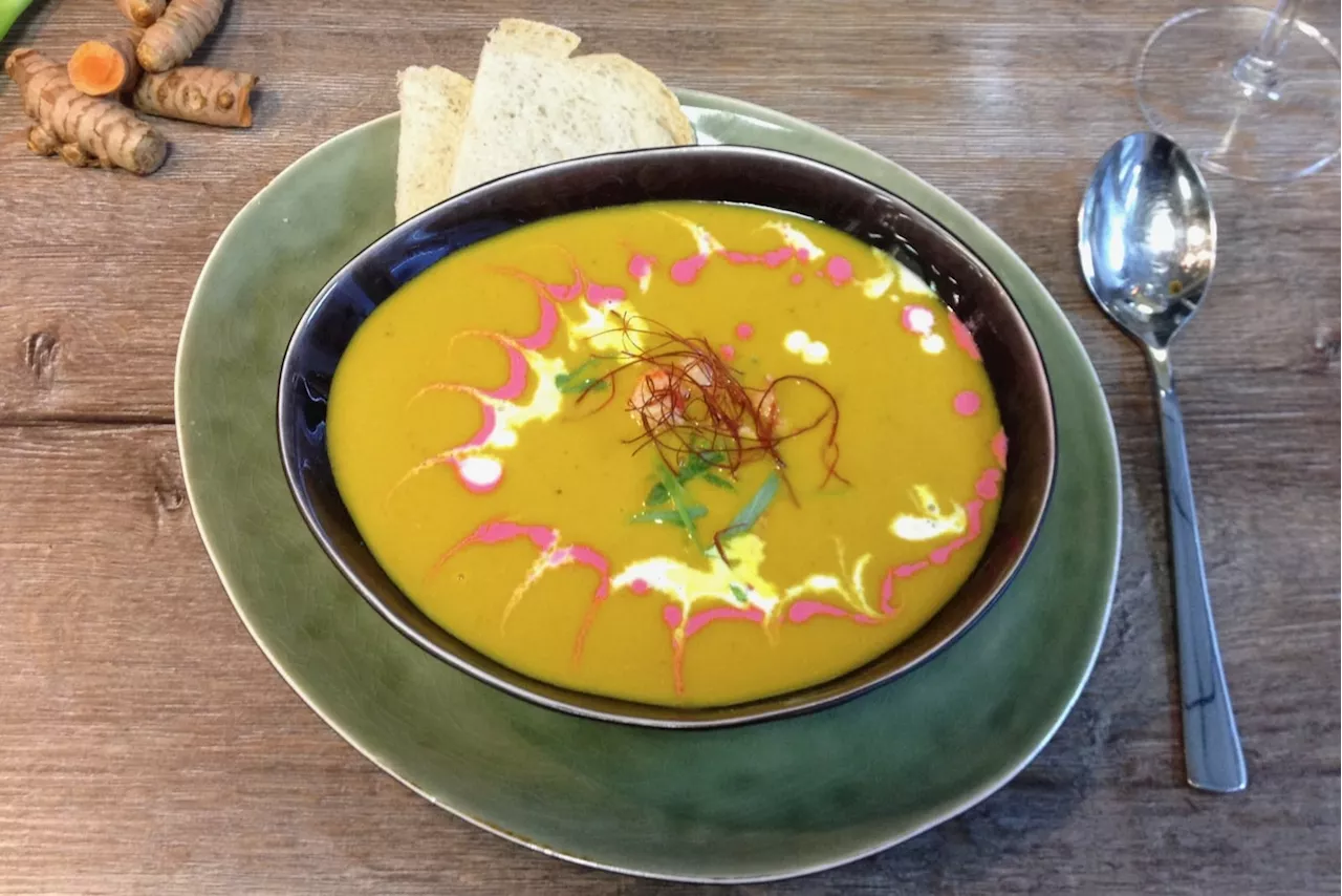 Karotten-Kurkuma Suppe mit Hanfsamenöl