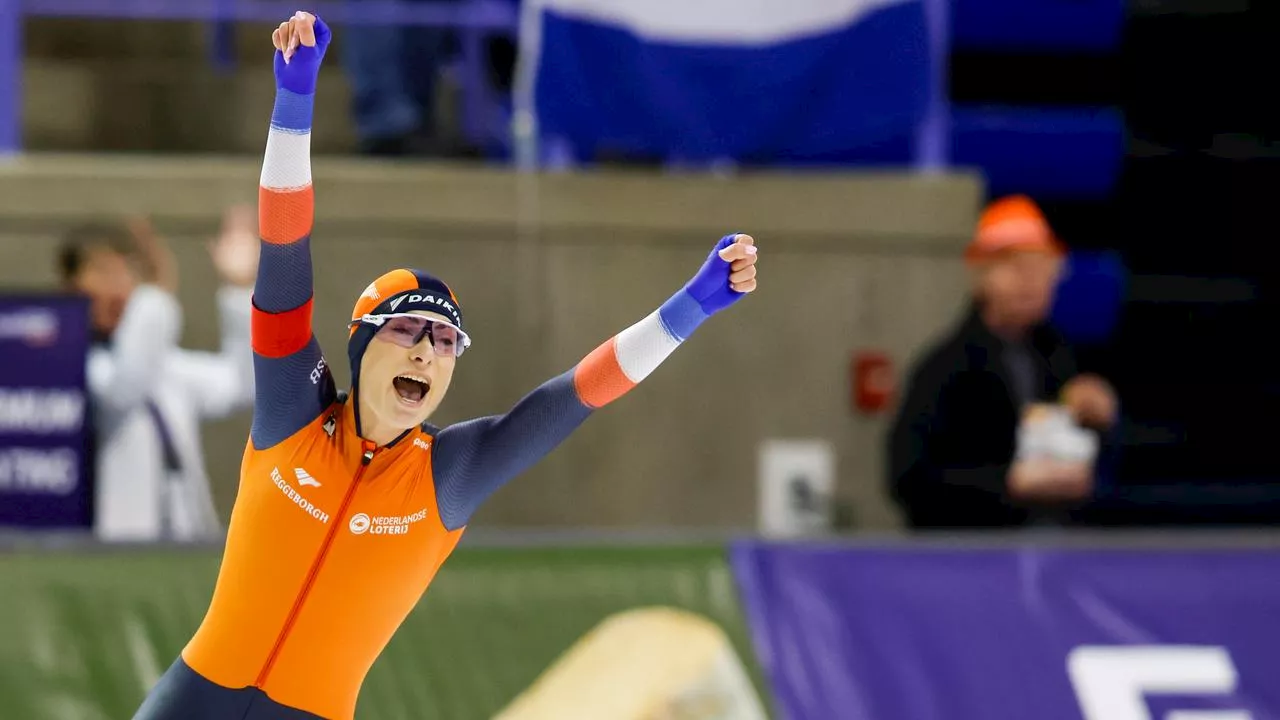 Femke Kok schaatst in Nederlands record naar nieuwe wereldtitel op 500 meter