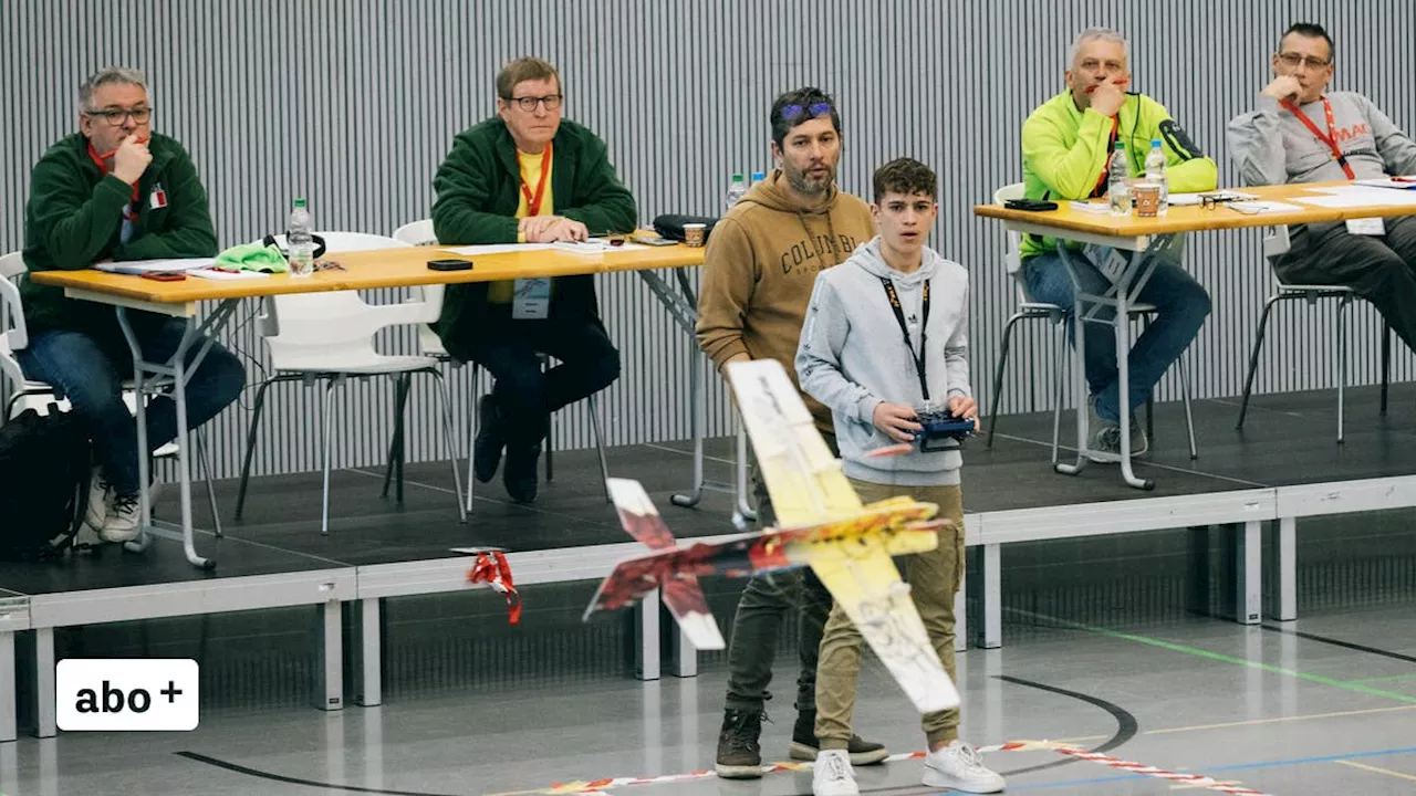 Mit Loopings und Schrauben quer durch die Turnhalle: Modellflugzeugwettkampf fasziniert das Publikum