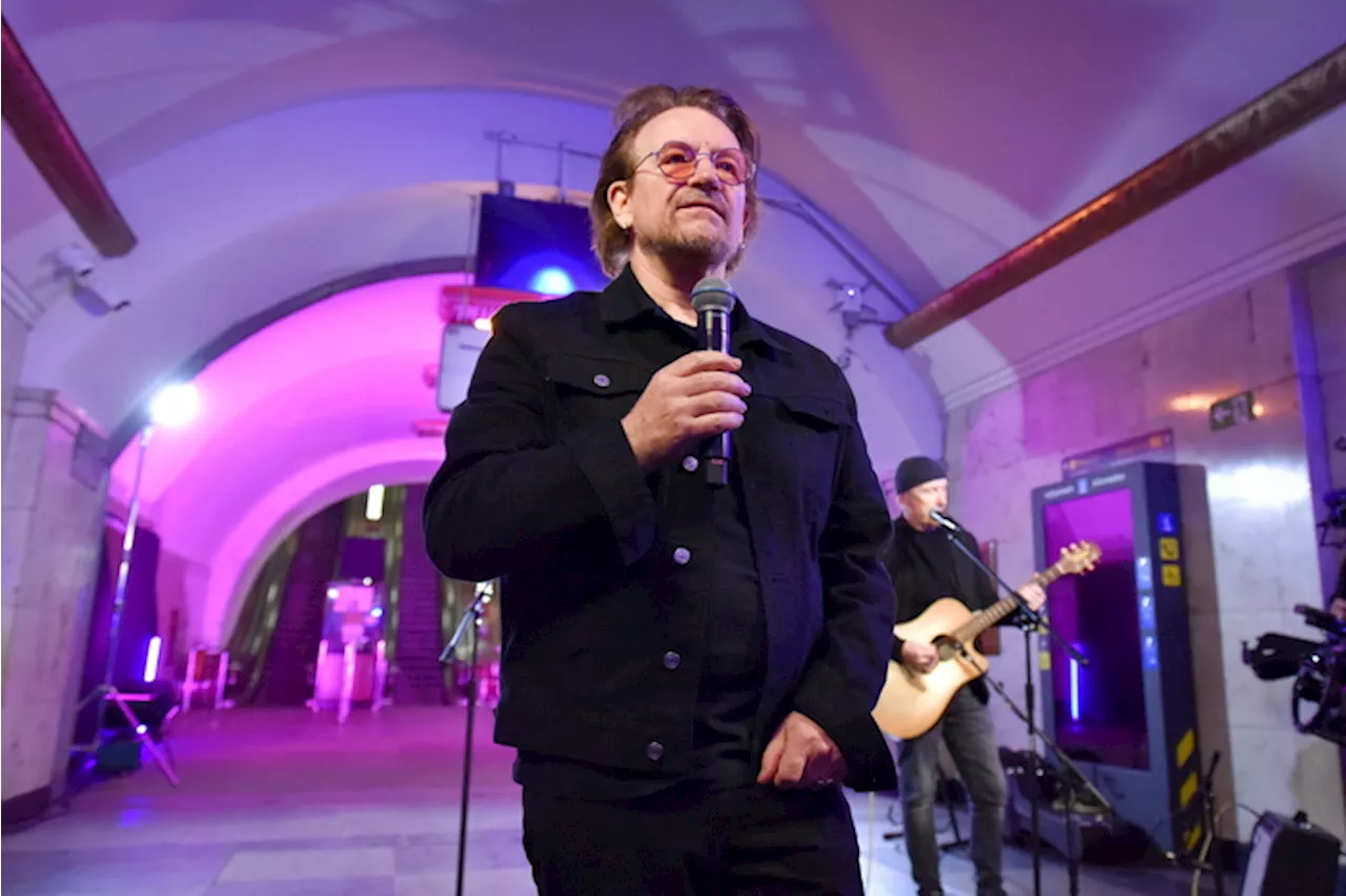 Bono degli U2 rende omaggio a Navalny: 'Dite il suo nome'