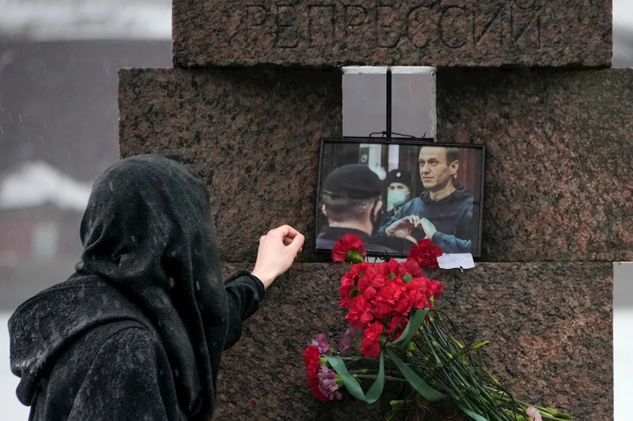 Hundreds detained in Russia while paying tribute to Alexey Navalny