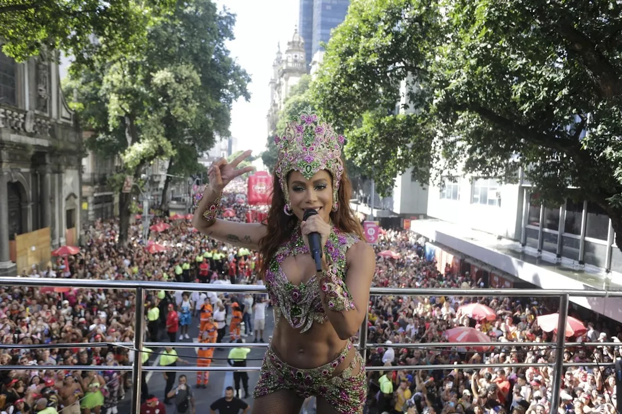 Anitta comanda seu mega bloco no Centro do Rio, entre famosos e 'pipocas'