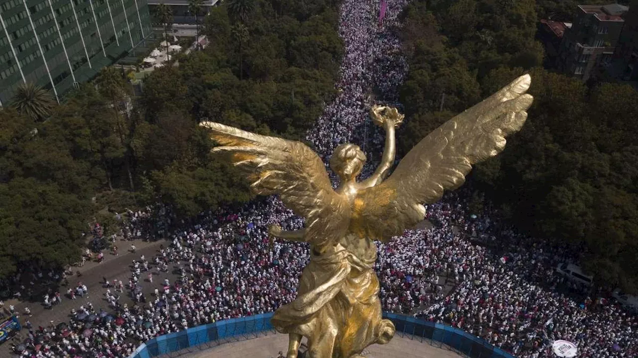 Colectivos celebran ‘Marcha por Nuestra Democracia’ en CDMX y 120 ciudades; sigue el minuto a minuto