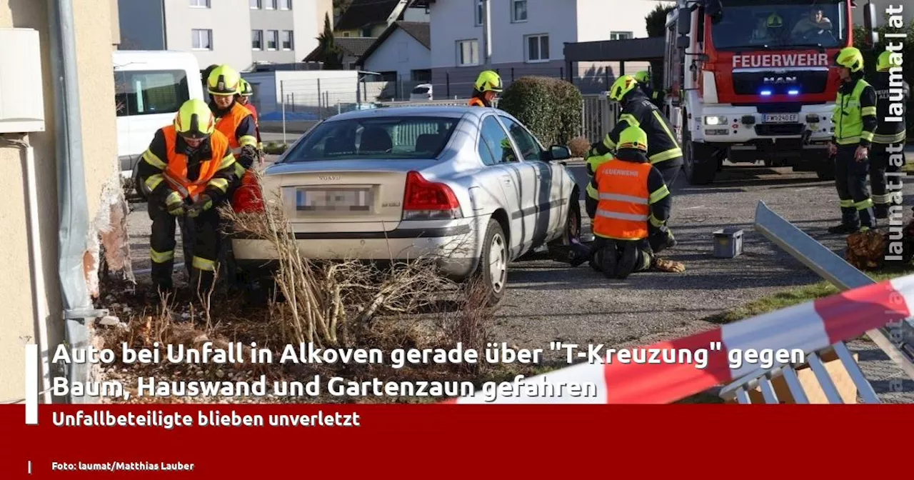 Verkehrsunfall in Alkoven: Auto fährt Zaun und Baum um