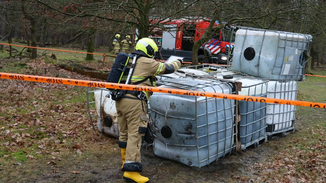 Acht vaten drugsafval gevonden in bos in Wilbertoord