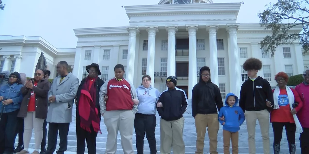 Reenactment held in honor of 1965 march from Selma to Montgomery