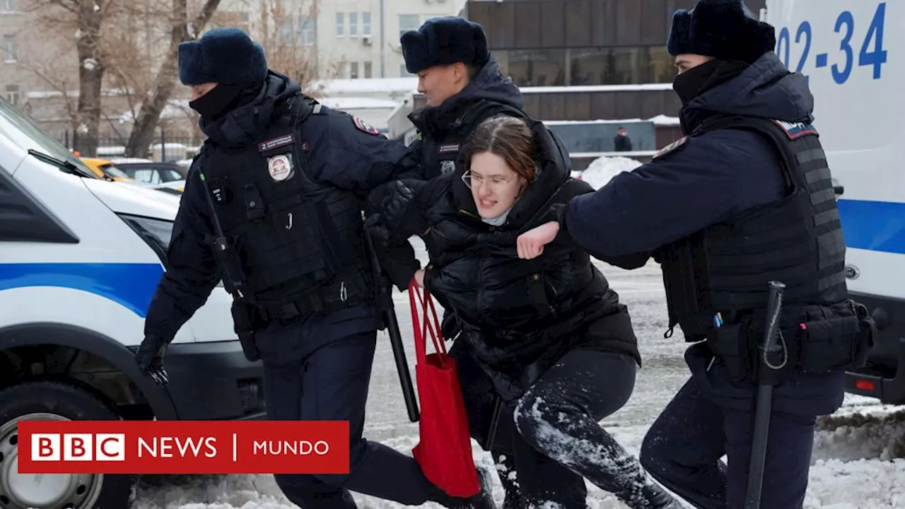 Navalny: arrestan en Rusia a centenares de personas por rendir homenaje al opositor fallecido