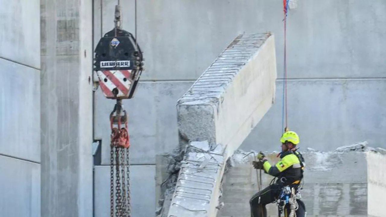 Incidente cantiere Firenze, la trave spezzata all’improvviso. La ditta: «Non era ancora fissata»