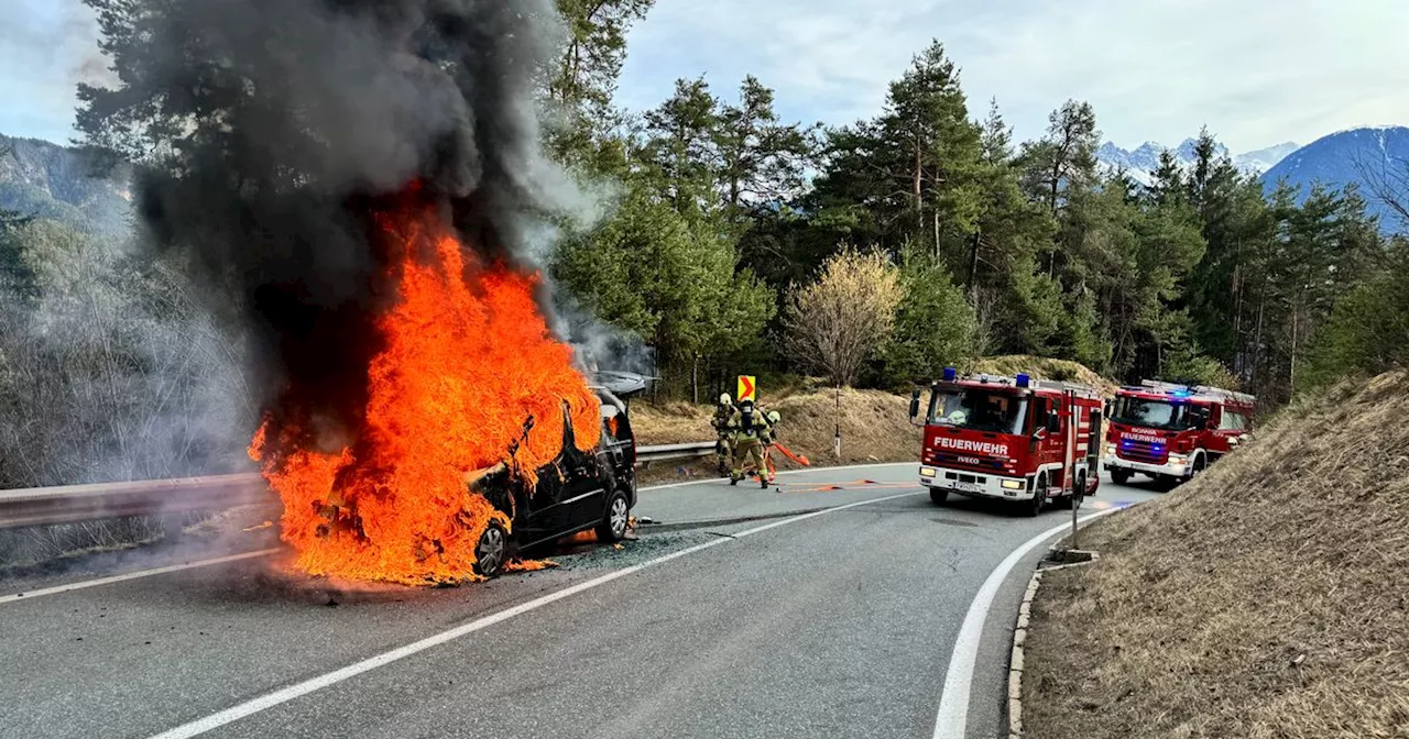 Auto stand in Vollbrand: Totalsperre und Stau am Zirler Berg