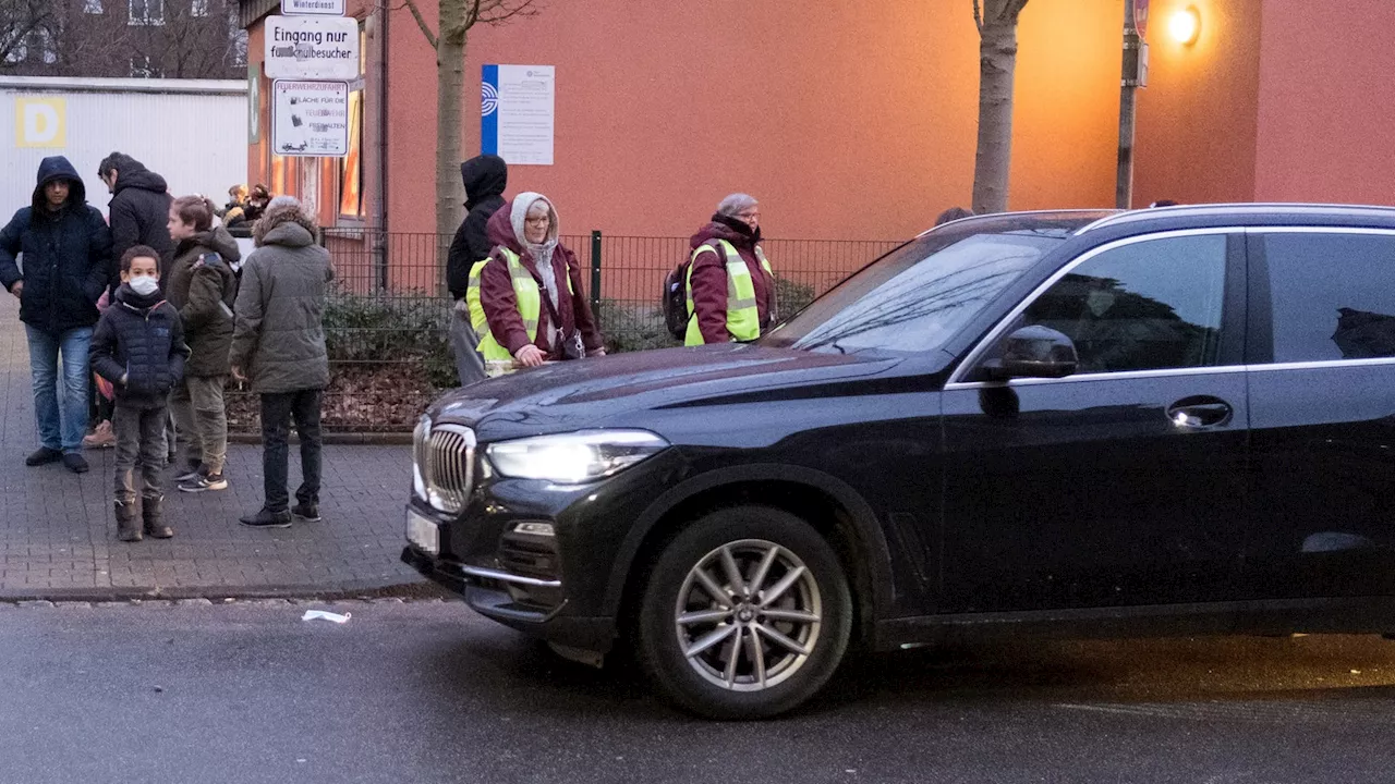 Ärger mit Elterntaxis: NRW-Kommunen dürfen Straßen vor Schulen sperren