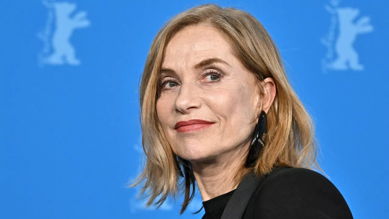 Isabelle Huppert: Bei der Berlinale 2024 setzt die französische Stilikone auf diese aufregende Trendfarbe