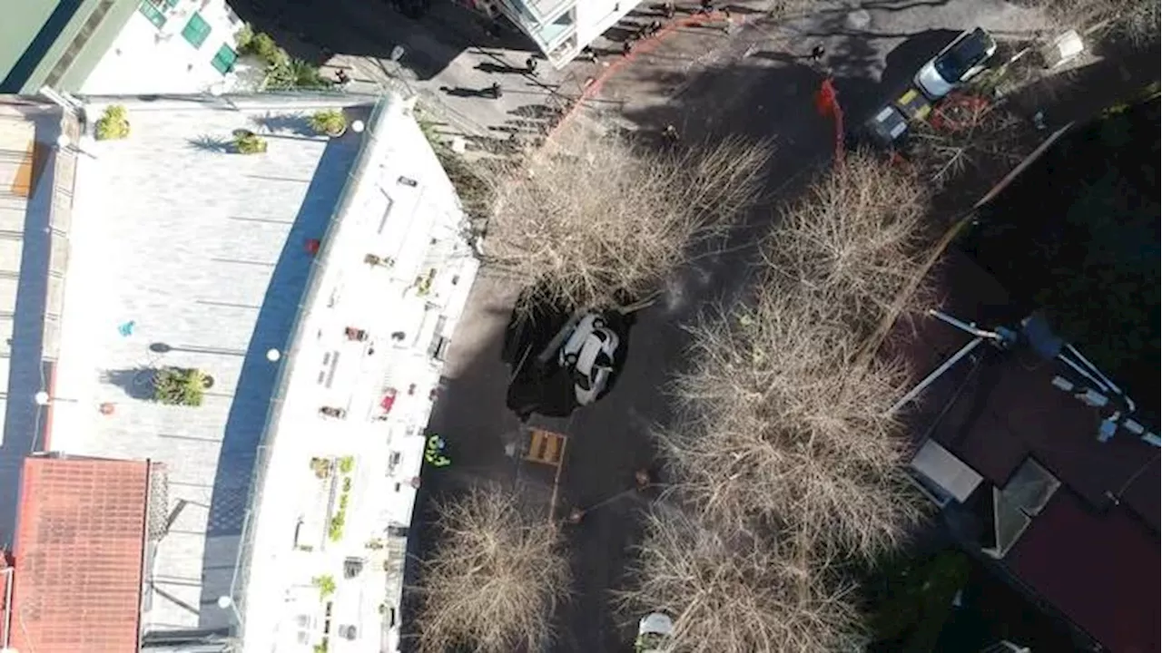 Napoli, la voragine che ha inghiottito due auto vista dall'alto