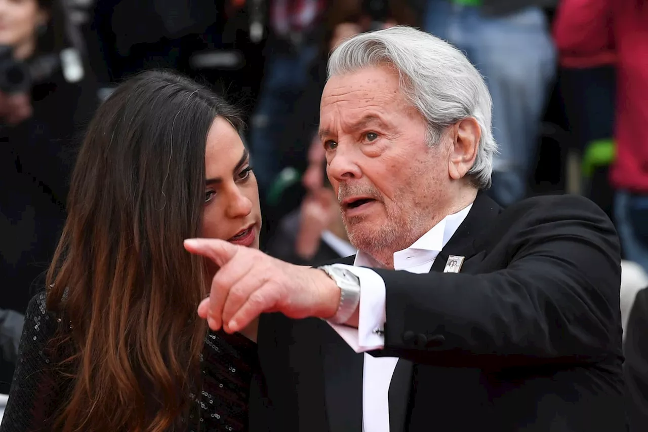 Alain Delon : 'Il sort de son lit et met...', Anouchka détaille ses visites hebdomadaires à son père