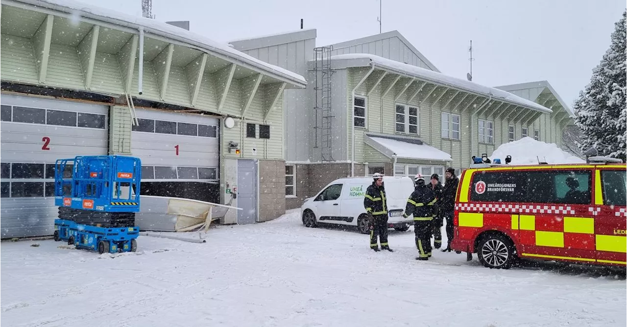 Taket till brandstationen i Umeå har rasat in: ”Började knaka”