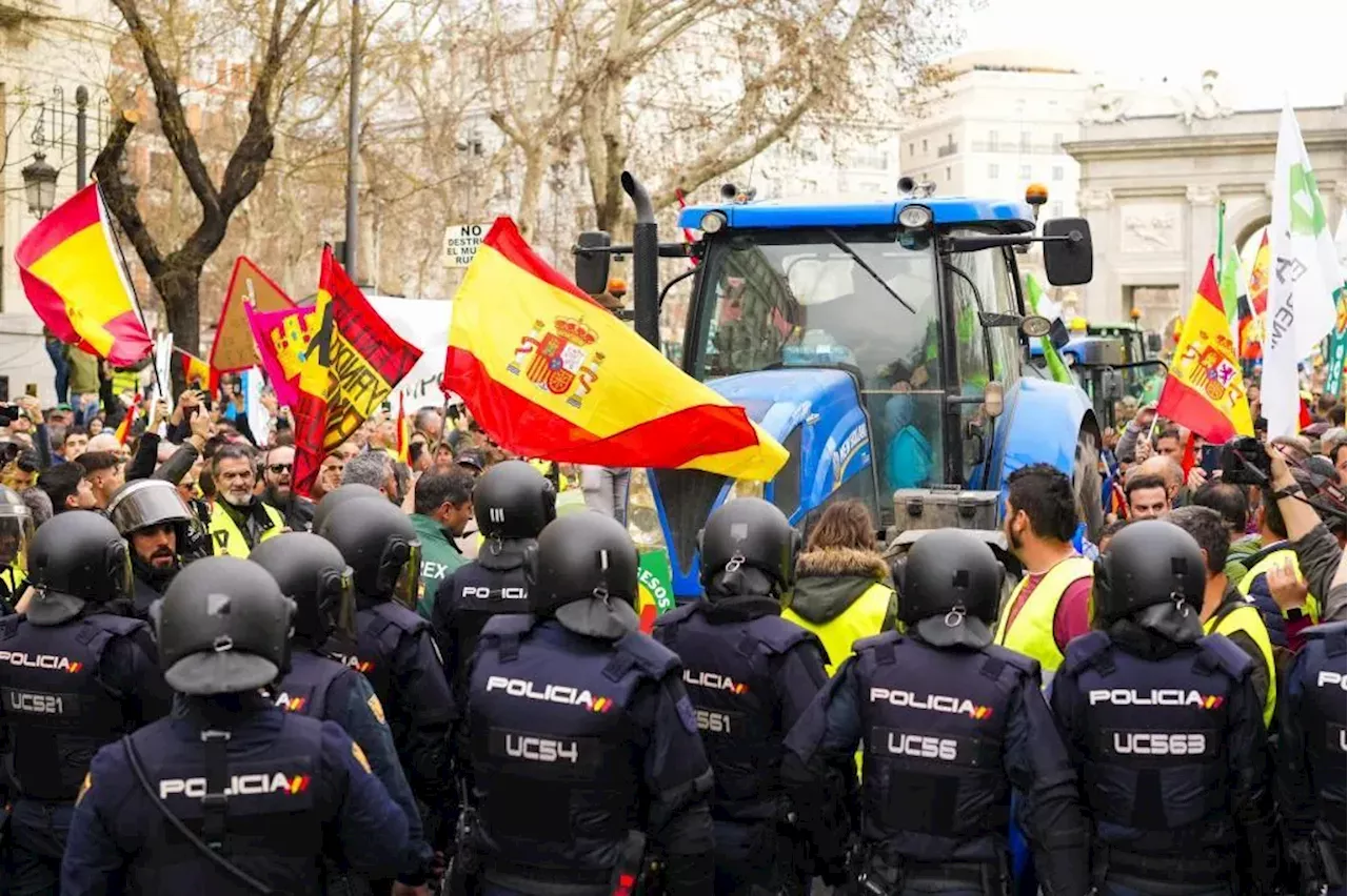  Cargas policiales en torno a Cibeles en el intento frustrado de los tractores de llegar al Paseo del Prado