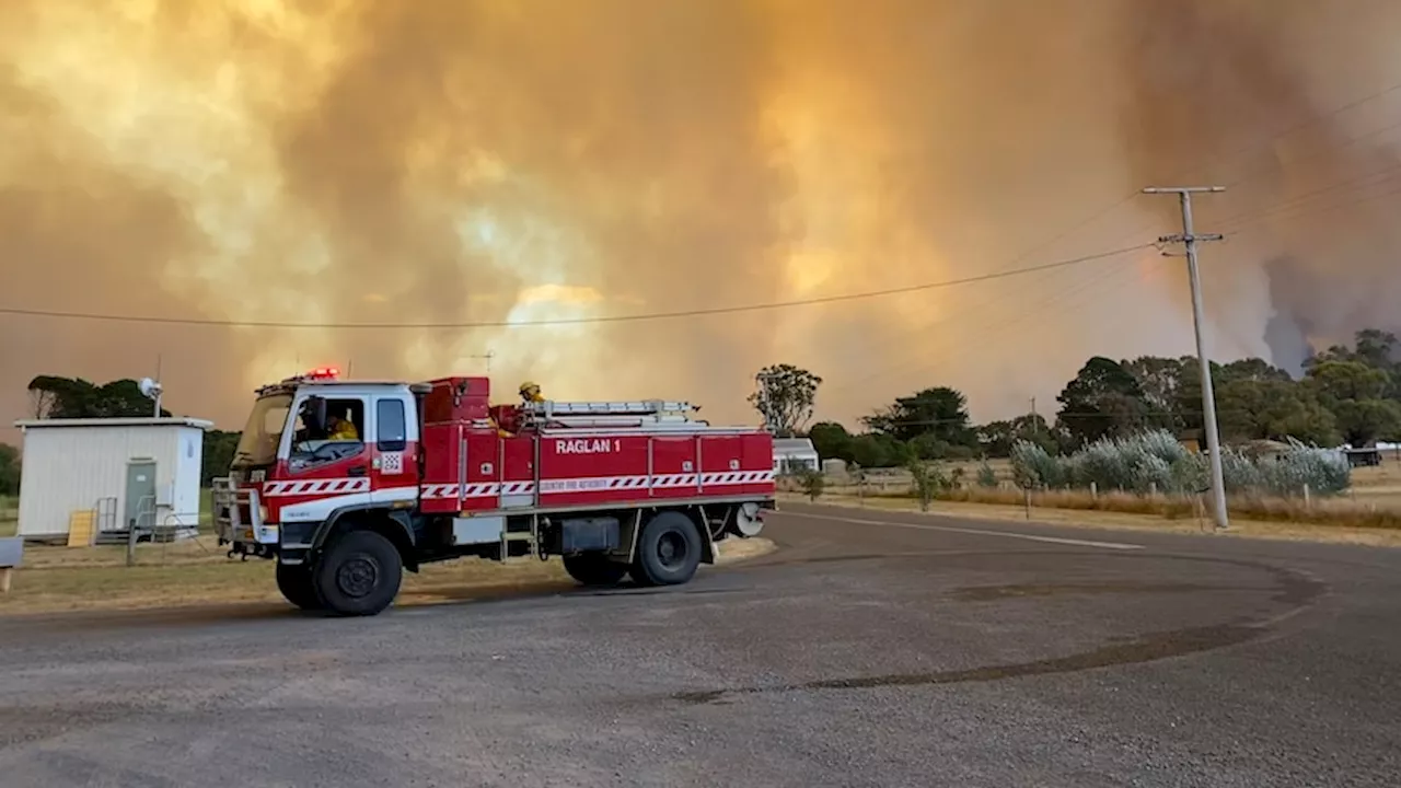 Strong winds intensify bushfire threat in Victoria