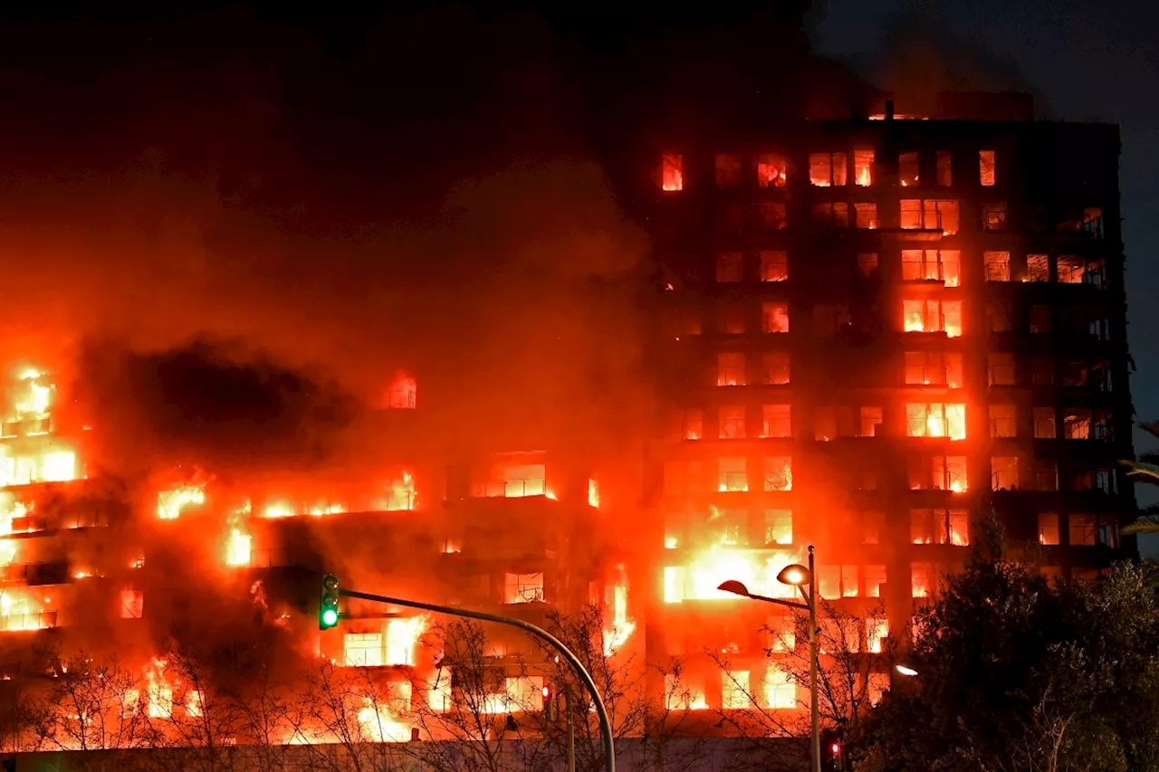 Incendio en un edificio de apartamentos en Valencia deja 14 heridos