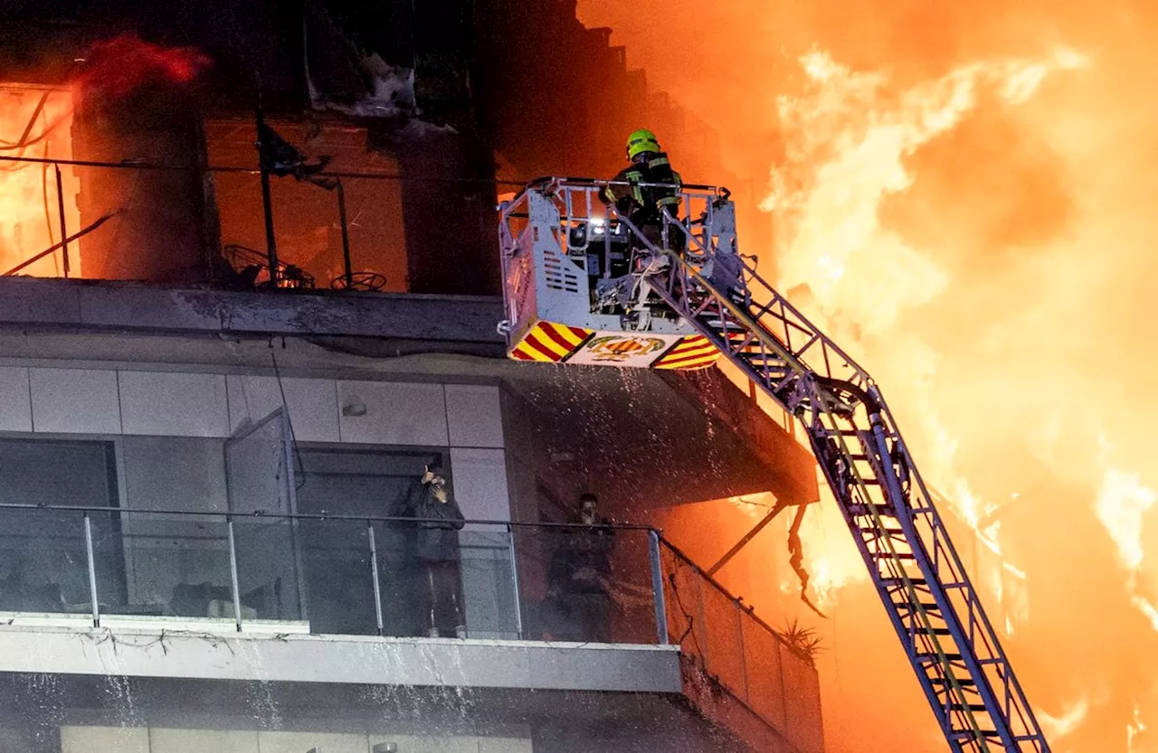 Un incendio devora un edificio de viviendas en Valencia