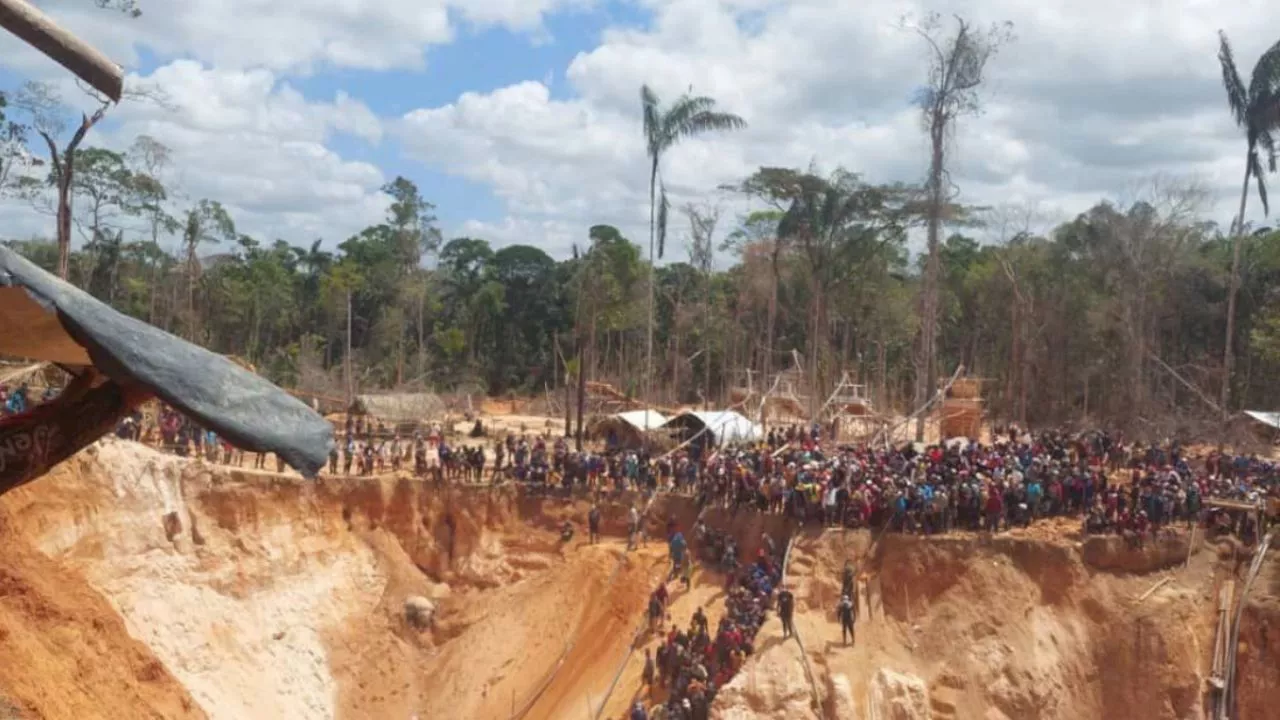 IMÁGENES FUERTES: Derrumbe de mina de oro provoca por lo menos 16 muertos