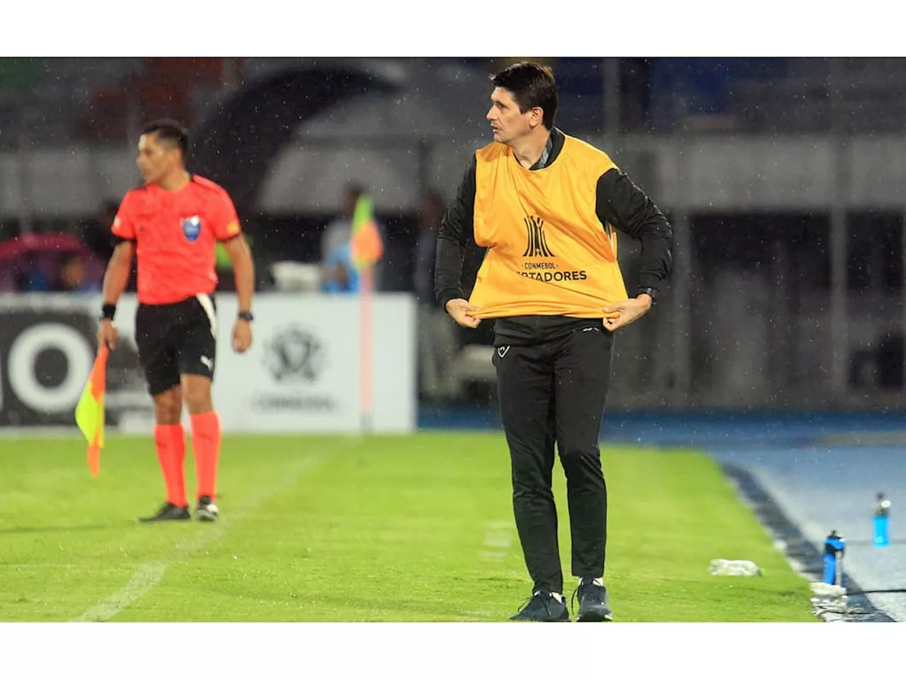 Auxiliar do Botafogo parabeniza elenco após empate com o Aurora, pela Libertadores