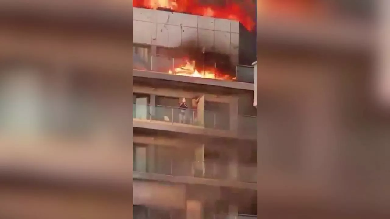 Valencia, indedio avvolge un palazzo di 14 piani: alcune persone intrappolate sui balconi