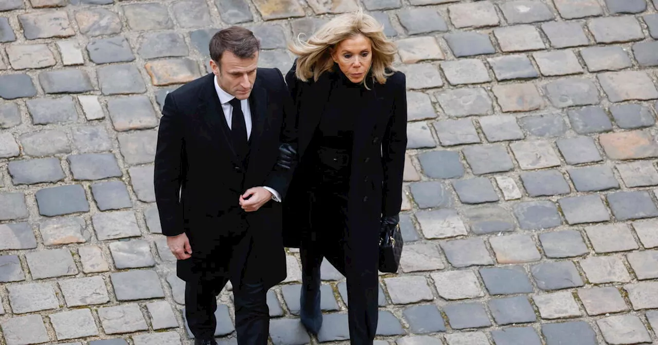 Une photo montre-t-elle Brigitte Macron avec une plaque militaire de l’armée israélienne ?