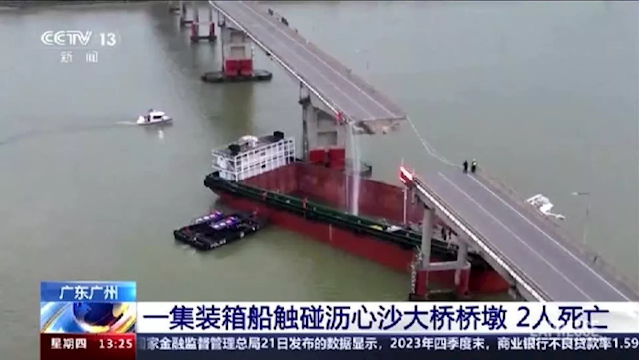 Nave portacontainer si schianta contro un ponte in Cina