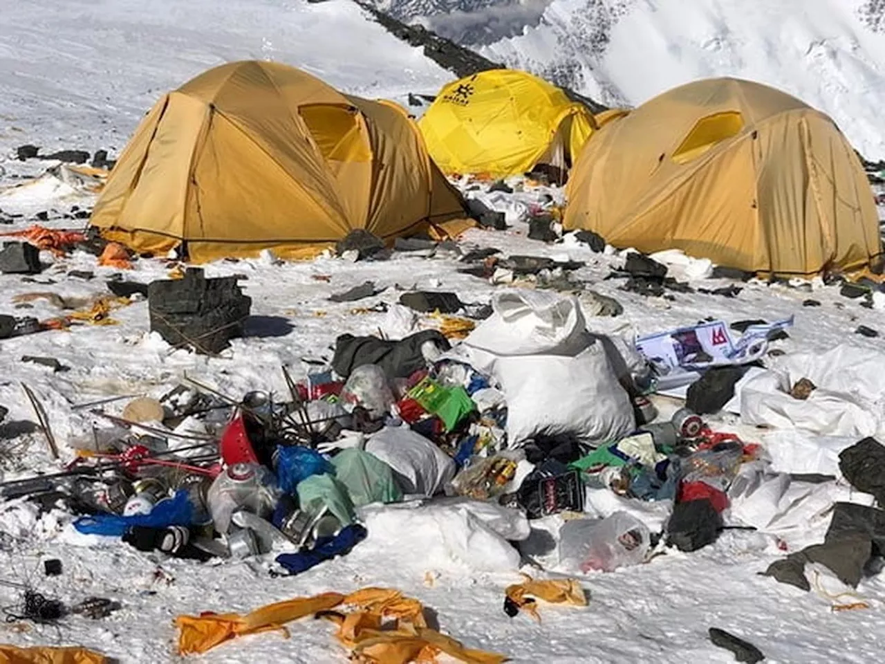 'Trilha do papel higiênico': Monte Everest está se tornando o lixão a céu aberto mais alto do mundo, alertam especialistas