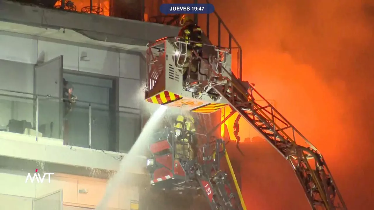 Rescate de dos personas atrapadas en un balcón durante un incendio en Valencia