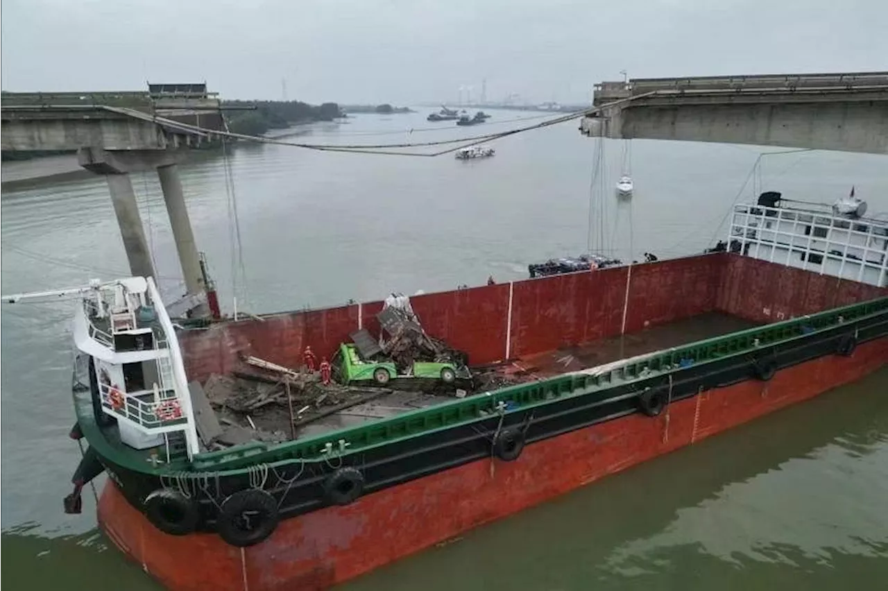 Ship hits Lixinsha Bridge near China’s Guangzhou, sending cars into water